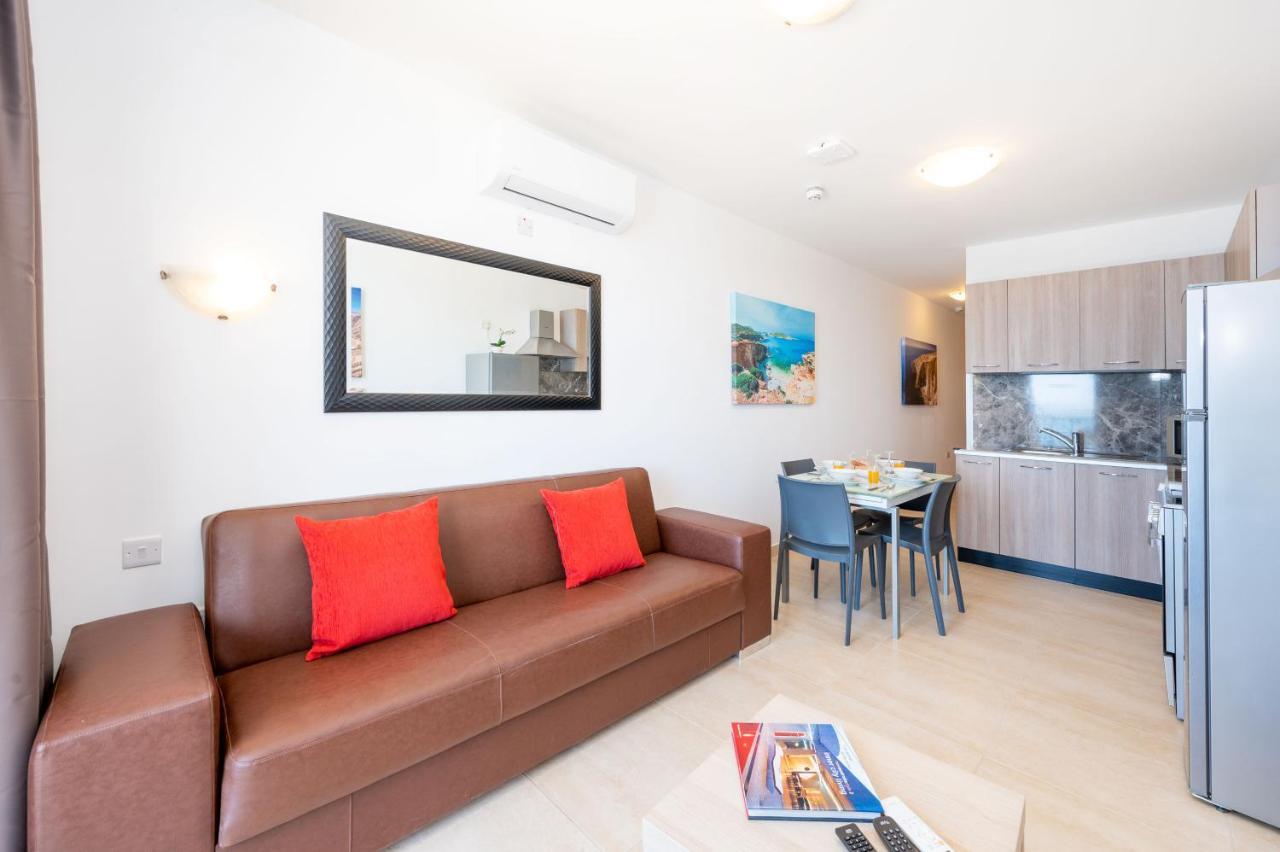 Islet Promenade Seafront 1 Bedroom Apartment With Sea View Balcony By Getawaysmalta 圣保罗湾城 外观 照片